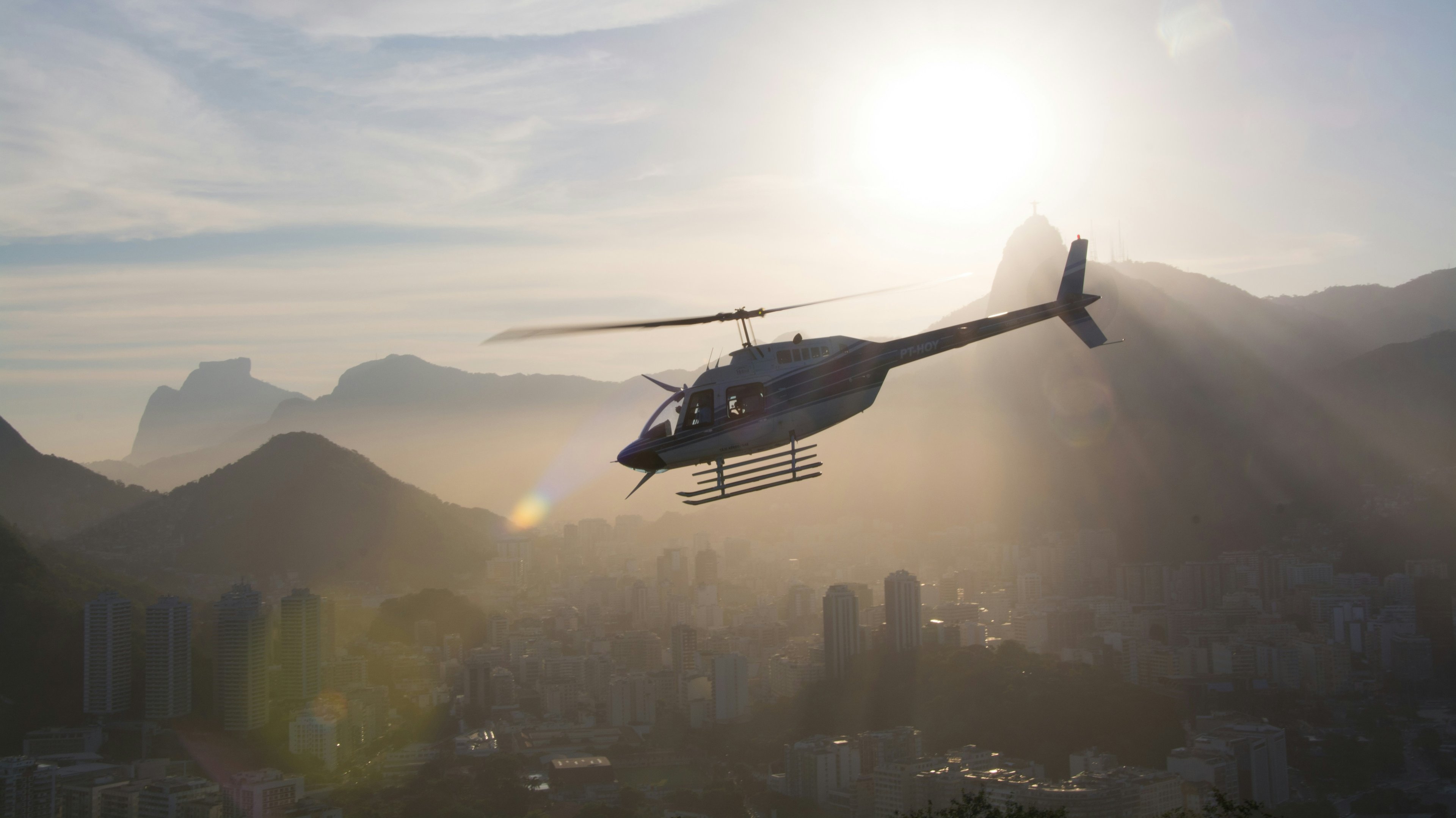 Voar de helicóptero no Brasil é seguro? Veja números e regras da ANAC - Unsplash/ Antonio Lapa