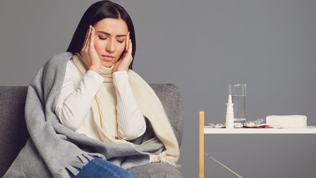 Mulher sente os efeitos de gripes e resfriados, comuns no inverno, per&iacute;odo que exige aten&ccedil;&atilde;o redobrada com a sa&uacute;de e imunidade. -  (crédito: studioroman)
