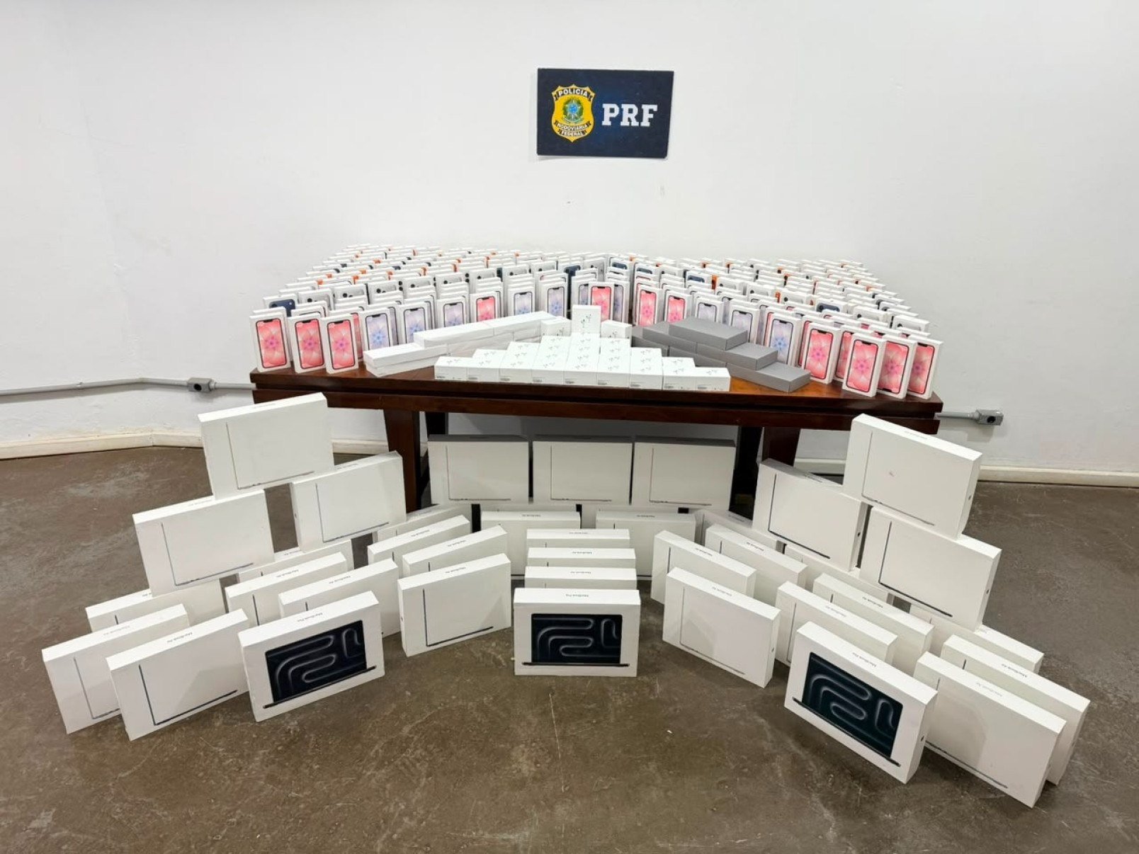Mais de 200 iPhones são apreendidos na BR-381 em carro que simulava viatura