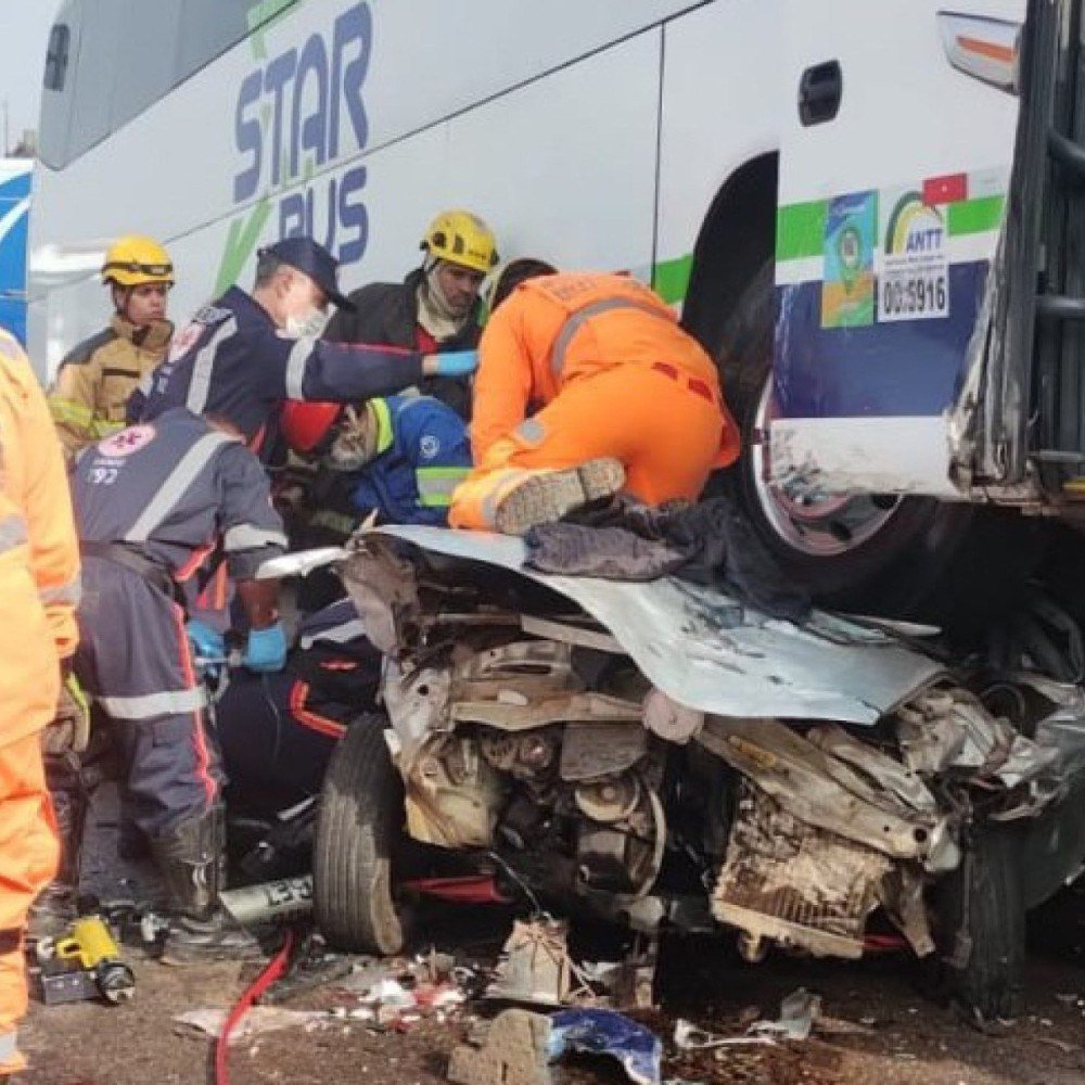 Engavetamento de 15 veículos na BR-262 deixa um morto e sete feridos