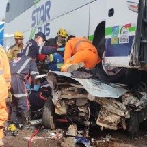 Engavetamento de 13 veículos na BR-262 deixa um morto e sete feridos - CBMMG