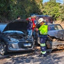 Batida frontal entre carros deixa um ferido em rodovia do Sul de Minas - CBMMG/Divulgação