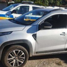 Caminhonete furtada há quatro meses é recuperada com ambulante na BR-116 - PMMG/Divulgação