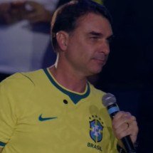 Flávio Bolsonaro diz que Lula "abriu as fronteiras" do Brasil ao terrorismo - Reprodução/Youtube Flávio Bolsonaro