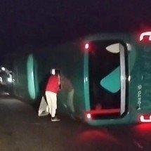 Ônibus tomba na BR-381 na mesma curva que carreta tombou há 11 dias - Redes sociais/Reprodução