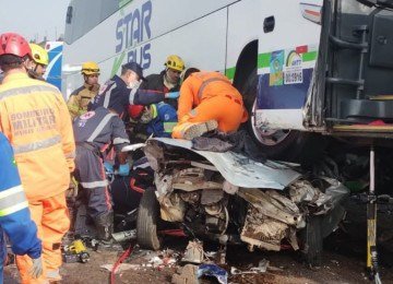 Bombeiros e volunt&aacute;rios removeram cinco feridos das ferragens do desastre com 20 ve&iacute;culos na BR-262 em Betim -  (crédito: CBMMG)