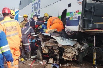 Bombeiros e volunt&aacute;rios removeram cinco feridos das ferragens do desastre com 20 ve&iacute;culos na BR-262 em Betim -  (crédito: CBMMG)