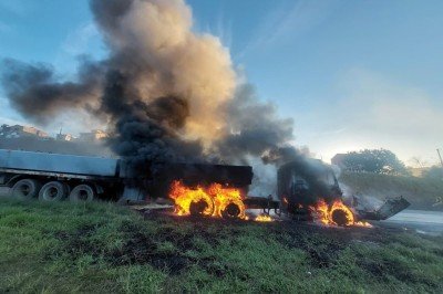 Carreta foi estacionada no acostamento da BR-381 e motorista escapou antes de ser atingido, em Extrema, no Sul de Minas -  (crédito: CBMMG)