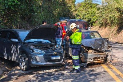 Acidente entre dois carros ocorreu na altura do km 27 da MG-455 neste sábado (20/6) -  (crédito: CBMMG/Divulgação)