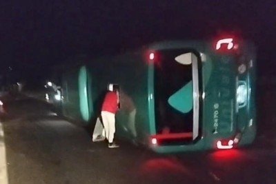Ônibus da Univale com nove pessoas tomba em curva da BR-381, em Antônio Dias, em Minas Gerais -  (crédito: Redes sociais/Reprodução)