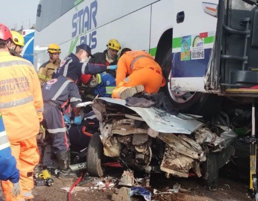 Bombeiros e voluntários removeram cinco feridos das ferragens do desastre com 20 veículos na BR-262 em Betim - (crédito: CBMMG) Bombeiros e voluntários removeram cinco feridos das ferragens do desastre com 20 veículos na BR-262 em Betim - (crédito: CBMMG)