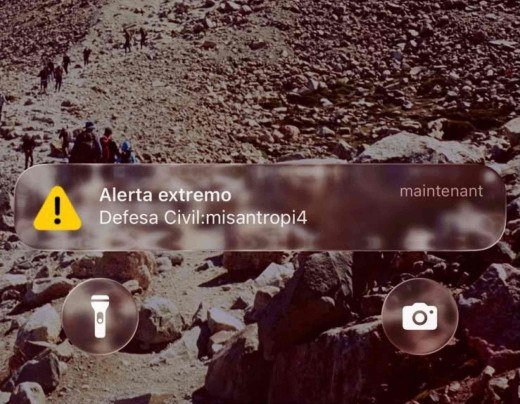 Mensagem enviada de madrugada para celulares em Bras&iacute;lia, Curitiba e Rio gerou p&acirc;nico, revolta e uma enxurrada de piadas nas redes sociais; Pol&iacute;cia Federal investiga a invas&atilde;o  -  (crédito: Material cedido ao Correio)