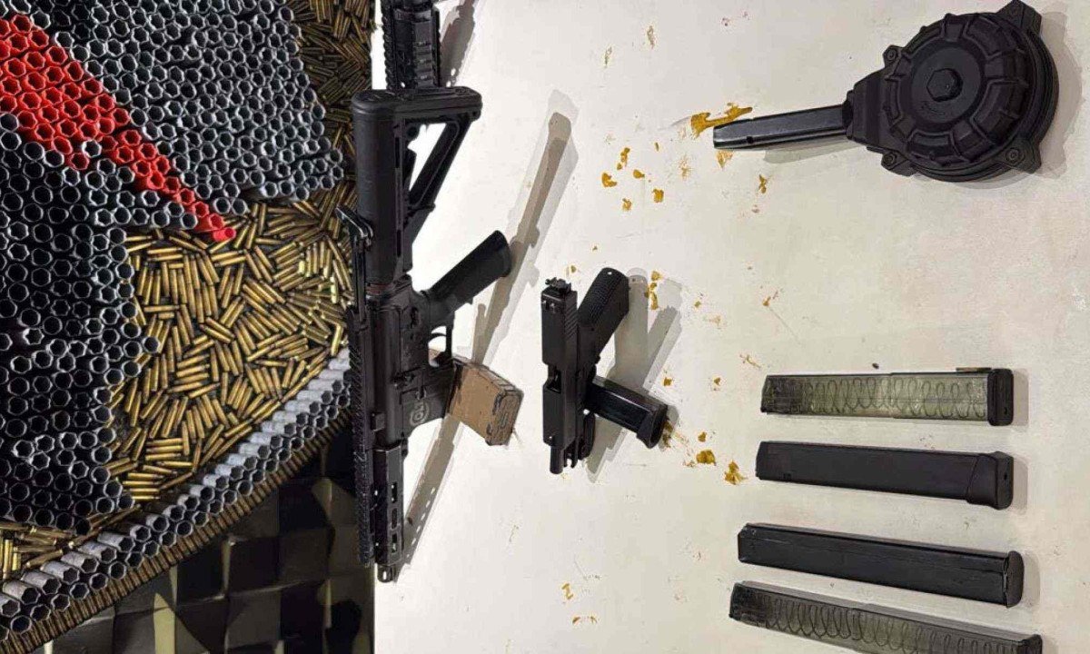 Detalhe do poder de fogo da gangue. Al&eacute;m de fuzil colt 5.56 e farata muni&ccedil;&atilde;o, utilizavam tamb&eacute;m carregadores extendidos