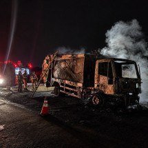 MG: caminhão de lixo pega fogo na rodovia MG-308  - CBMMG