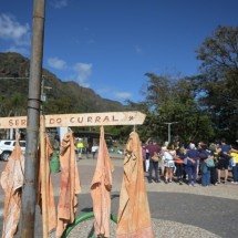 Manifestantes dão abraço simbólico na Serra do Curral e cobram recuperação