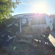 Motorista cochila em rodovia mineira, bate em caminhões e deixa feridos - CBMMG/Divulgação