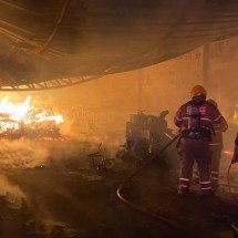Incêndio destrói galpões de empresas de artesanato no Sul de Minas - CBMMG/Divulgação