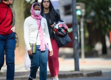 Frio do fim de semana em BH fez muita gente que acordou cedo precisar se agasalhar. Tempo seco refor&ccedil;a risco de doen&ccedil;as respirat&oacute;rias -  (crédito: Leandro Couri/EM/D.A.Press)