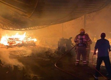 Fogo atingiu galpões de empresas de artesanato no Sul de Minas -  (crédito: CBMMG/Divulgação)
