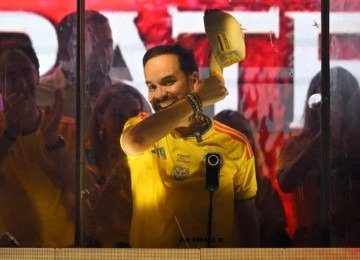 Com a camisa amarela da seleção nacional, o direitista De la Espriella festeja em Barranquilla -  (crédito: Rorigo Buendía/AFP)