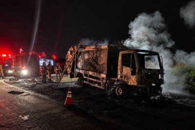 Caminh&atilde;o de coleta de lixo ficou destru&iacute;do depois de pegar fogo &agrave;s margens da MG-308, em Montes Claros -  (crédito: CBMMG)