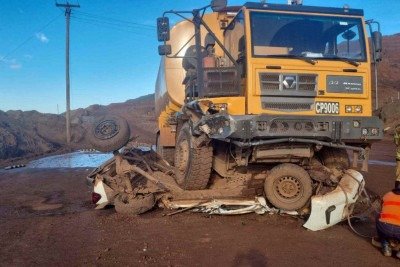 Caminh&atilde;o pipa perdeu os freios e atropelou a caminhonete que trafegava na Mina Casa de Pedra, em Congonhas, matando motorista esmagado -  (crédito: CBMMG)