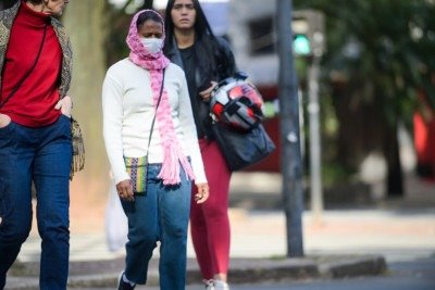 Frio do fim de semana em BH fez muita gente que acordou cedo precisar se agasalhar. Tempo seco refor&ccedil;a risco de doen&ccedil;as respirat&oacute;rias -  (crédito: Leandro Couri/EM/D.A.Press)