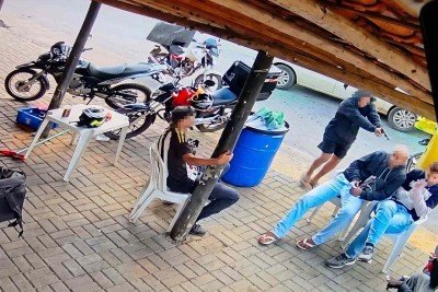 Momento em que o atirador chega ao grupo de jovens e dispara contra Cau&atilde; a curta dist&acirc;ncia, em Sete Lagoas -  (crédito: Reprodu&ccedil;&atilde;o)