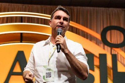 Flávio Bolsonaro é elogiado pela escuta, mas criticado pelo isolamento -  (crédito: Foto: Vittor Sales/Flávio Bolsonaro)