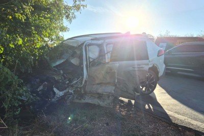 Motorista dorme ao volante na MGC-122, bate em caminhões e deixa casal ferido no Norte de Minas -  (crédito: CBMMG/Divulgação)