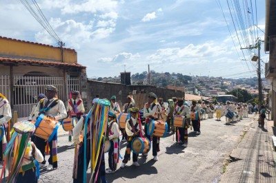 As guardas sa&iacute;ram pelas ruas do bairro em homenagem &agrave; Nossa Senhora do Ros&aacute;rio  -  (crédito: Larissa Kumpel/EM/D.A Press)