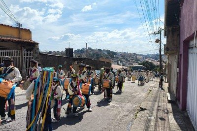 As guardas sa&iacute;ram pelas ruas do bairro em homenagem &agrave; Nossa Senhora do Ros&aacute;rio  -  (crédito: Larissa Kumpel/EM/D.A Press)
