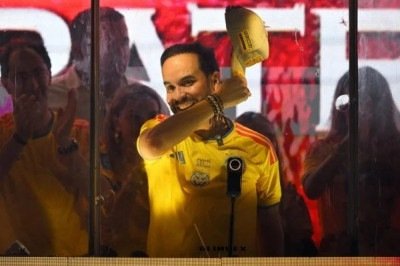 Com a camisa amarela da seleção nacional, o direitista De la Espriella festeja em Barranquilla -  (crédito: Rorigo Buendía/AFP)