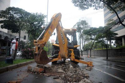 Prefeitura desmontou a faixa para ciclistas na Avenida Afonso Pena -  (crédito: Alexandre Guzanshe/EM/D.A Press)