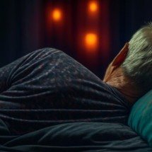Homens idosos que dormem mais de 9 horas correm risco de perder mobilidade - Vecstock/Magnific, alterado por IA
