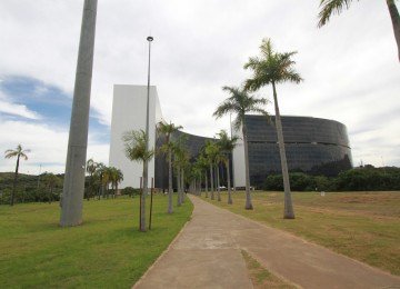 Na foto, fachada da cidade administrativa, sede do governo de Minas
       -  (crédito: Edesio Ferreira/EM/D.A. Press)