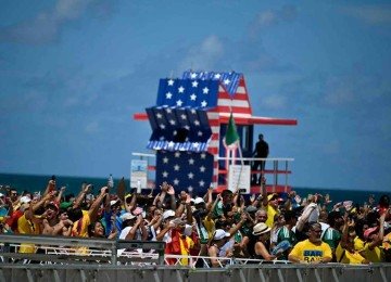As torcidas se espalham pelas ruas e avenidas em Miami, em uma verdadeira festa do futebol, seja nos estádios ou nas Fan Fests -  (crédito: CHANDAN KHANNA/AFP)