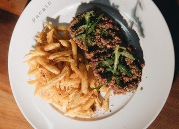 Na última semana, no menu inspirado na França, o Pacato serviu tartar de carne com batatas fritas -  (crédito: Lucas Cancela/Divulgação)