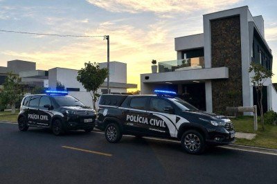 Na última sexta-feira (19/6), policiais civis cumpriram mandados de busca e apreensão em um imóvel localizado em condomínio residencial de alto padrão em Uberlândia

 -  (crédito: PCMG/Divulgação)