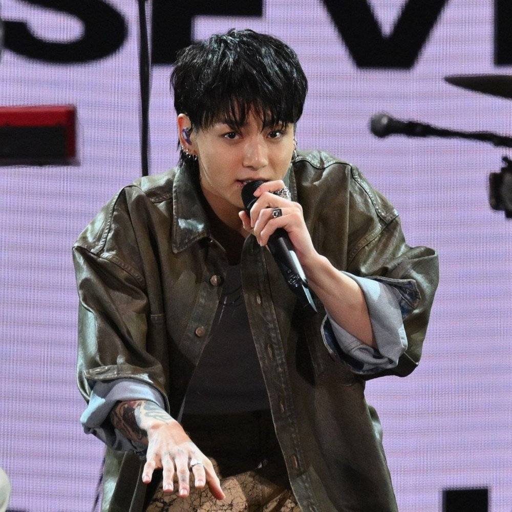 Brasileira toca campainha de astro do BTS 133 vezes e acaba condenada