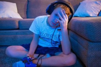 Cansaço de tela influencia escolhas de consumo no universo gamer 