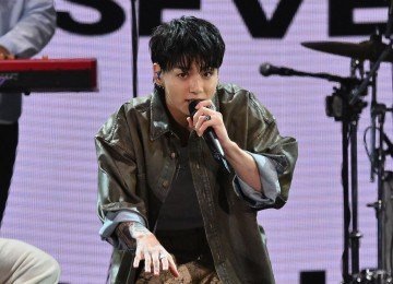 Mulher de 30 anos desrespeitou decisão judicial e tentou entrar em contato novamente com cantor Jungkook       -  (crédito:  AFP)