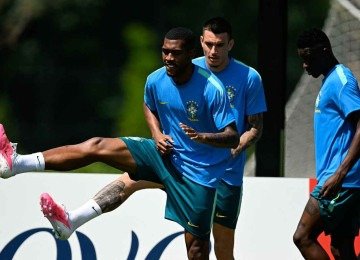 Rayan (E) e Luiz Henrique (D) são opções interessantes que podem deixar a Seleção Brasileira mais competitiva -  (crédito: Mauro Pimentel/AFP)