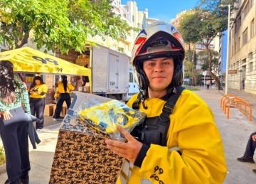 O motorista de aplicativo Paulo Ricardo Saraiva, recebe kit de seguran&ccedil;a no tr&acirc;nsito -  (crédito: Jair Amaral/EM/D.A Press)