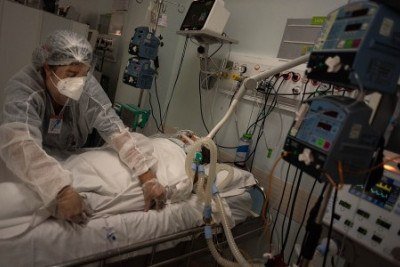 Paciente em unidade de terapia intensiva (UTI) durante pandemia do SARS-CoV-2, em Itapecerica da Serra (SP): infecções fúngicas aumentaram mortalidade de casos graves de COVID-19  -  (crédito: Gustavo Basso/Wikimedia Commons)