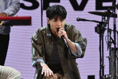 Mulher de 30 anos desrespeitou decisão judicial e tentou entrar em contato novamente com cantor Jungkook       -  (crédito:  AFP)