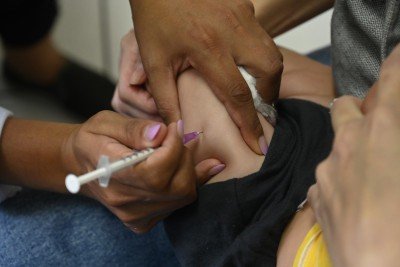 De acordo com a prefeitura, a Pneumo 20 substitui a versão anterior da vacina pneumocócica e amplia a cobertura contra sorotipos da bactéria -  (crédito: Leandro Couri/EM/DA.Press)