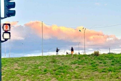 Campanha da Polícia Militar pretende reforçar a necessidade de pais e responsáveis orientarem e conscientizarem crianças e adolescentes que o uso de cerol nas linhas de papagaios e pipas é crime

 -  (crédito: Ramon Lisboa/EM/D.A Press)