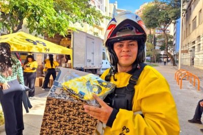 O motorista de aplicativo Paulo Ricardo Saraiva, recebe kit de seguran&ccedil;a no tr&acirc;nsito -  (crédito: Jair Amaral/EM/D.A Press)
