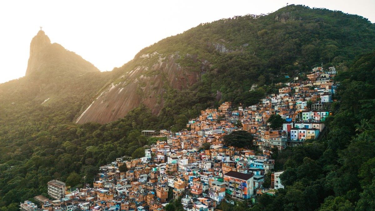 O Morro Dona Marta, no Rio de Janeiro, reconhecido cen&aacute;rio de produ&ccedil;&otilde;es audiovisuais hist&oacute;ricas e &iacute;cone global. -  (crédito: dabldy de Getty Images)